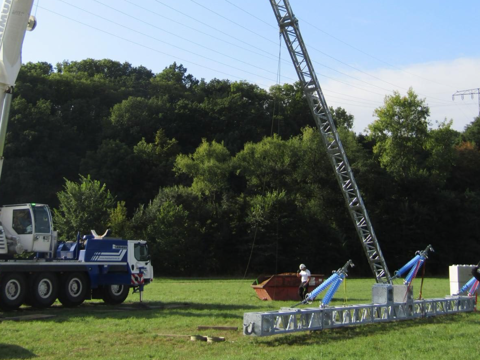 Mastmontage und Mastwechsel an einer 110-kV-Leitung im Burgenlandkreis